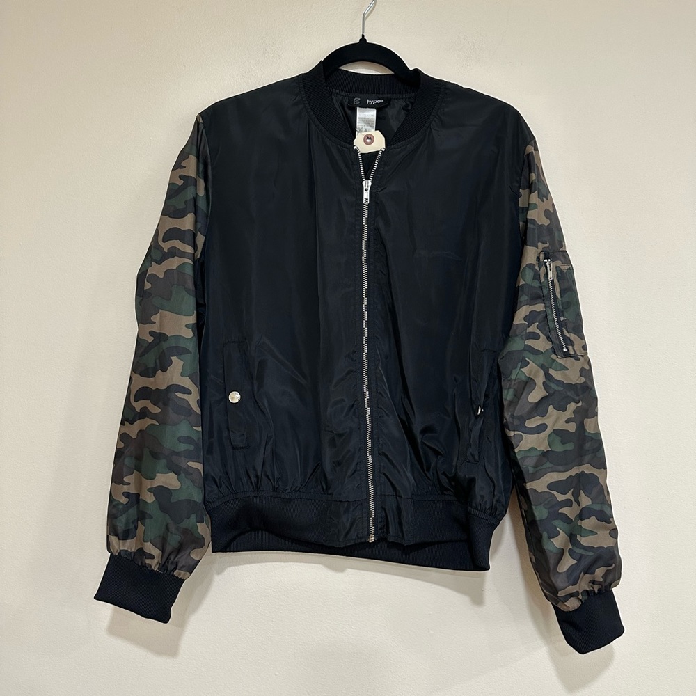 Women’s Hype bomber jacket black with camouflage sleeves. XL.